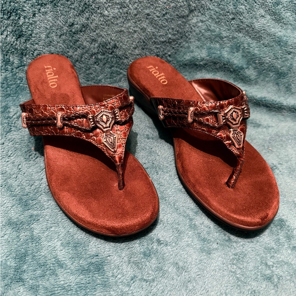 NWOT Rialto Women's Textured Brown Sandals